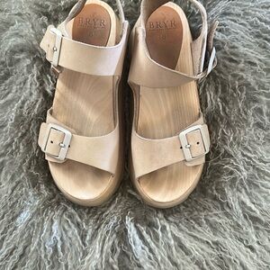 Bryr Tan Cream Sandals with Adjustable Straps and Cork Sole